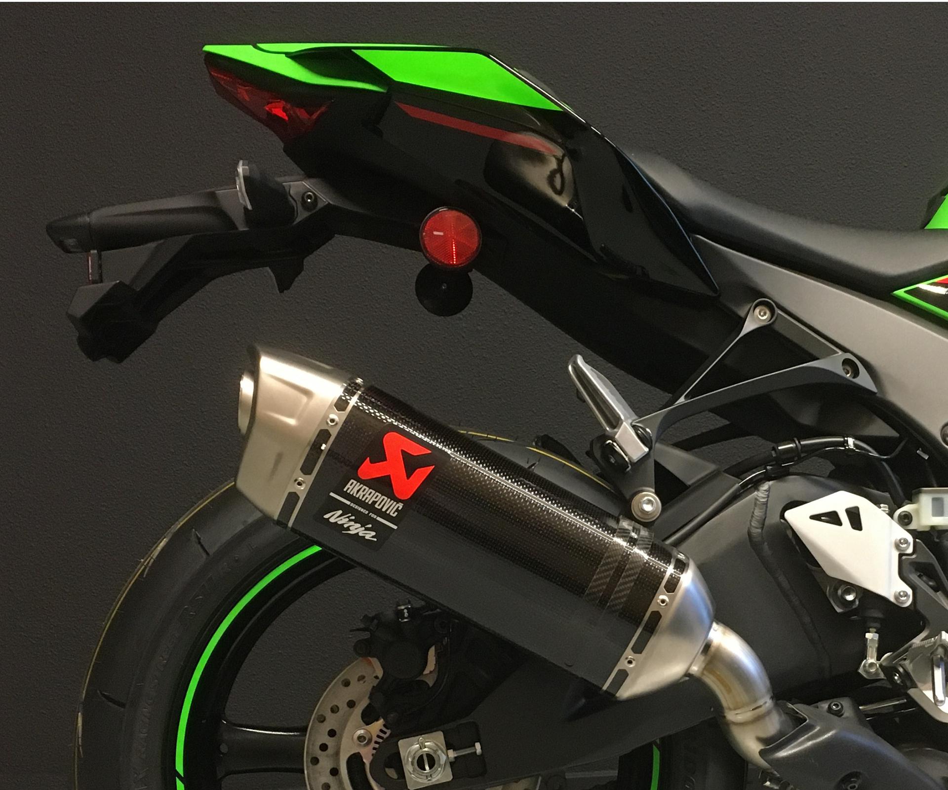 Échappement réplique SBK en carbone Akrapovič (Ninja ZX-10R/RR)
